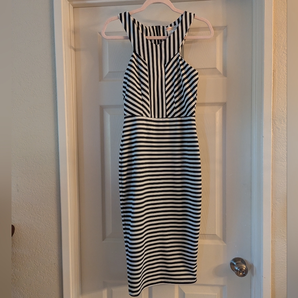 a'gaci Black & White Striped Midi Dress Size Medium Sleeveless Figure Flattering